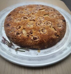 Read more about the article Obrátený jablkový raňajkový koláčik s karamelom a škoricou 🍎🍑🥧
